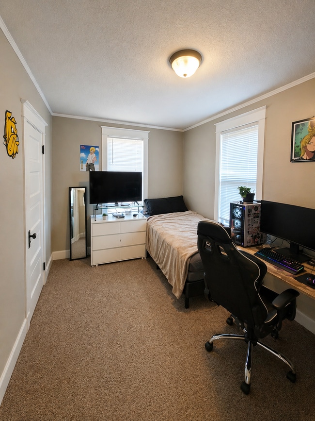 Building Photo - AVAILABLE JUNE - 3 Bed 1 Bath w/ Bonus Attic Hangout