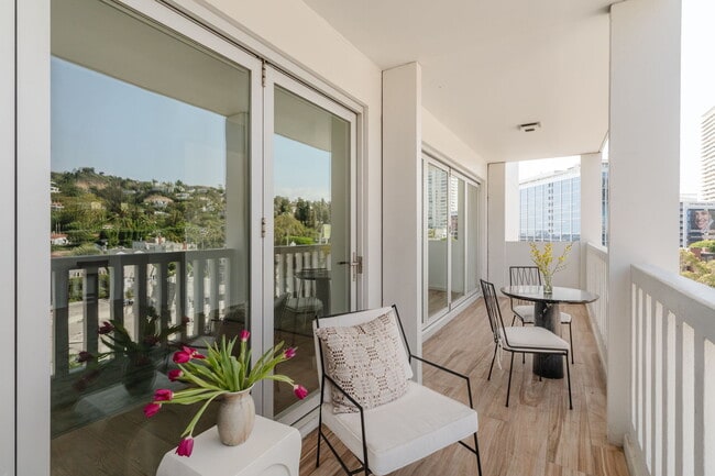 Building Photo - 999 N Doheny Dr