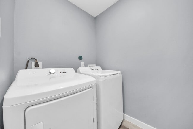 Building Photo - 618 Maple Way St