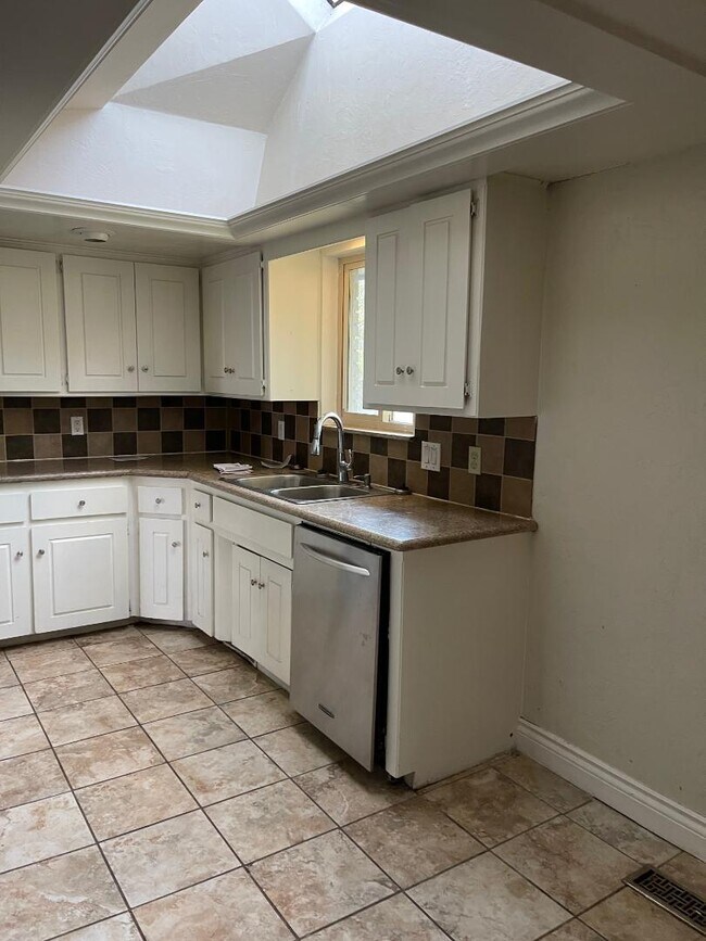 Building Photo - 7204 N Norman Rd