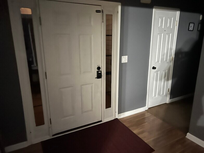 Front door entrance - 105 Mills Lndg