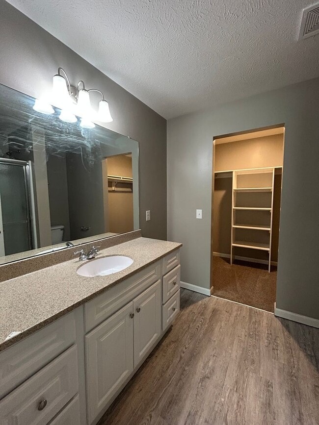 Building Photo - Spacious 4 Bedroom Duplex Near Village Pointe