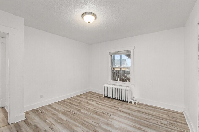 Building Photo - 2 bedroom / 1 bathroom apartment with Easy Commute or Walk to Drake University!