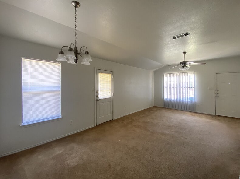 Building Photo - 2802 Ashley Dr