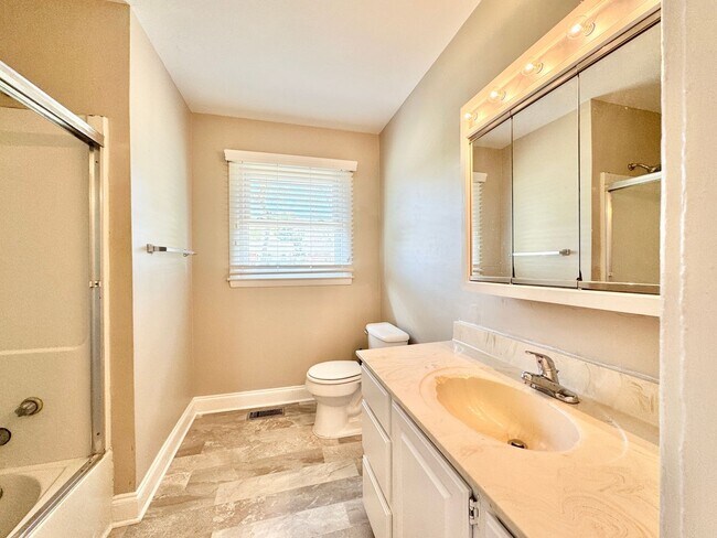 Building Photo - Charming 2BR with Refinished Hardwoods