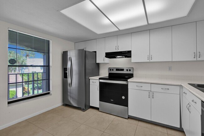 Building Photo - Bright and Spacious 2 Bedroom Condo in Spanish Pines