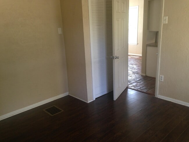 Building Photo - 1104 N LBJ Dr