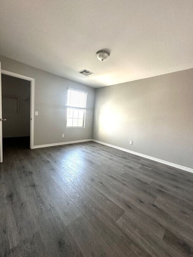 Building Photo - Mission Royal Resort Living Community! 5bd 3ba! Golf Course & Water Park!