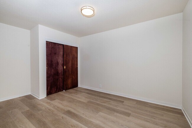 Building Photo - Fully Remodeled, Top Floor! On-site Laundry, New Stainless Appliances