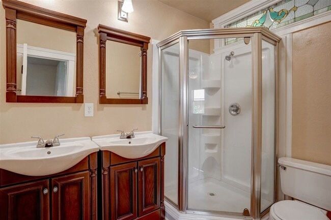 Building Photo - Home and Office potential!