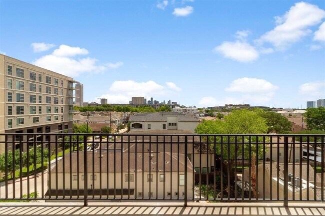 Building Photo - 1025 S Shepherd Dr