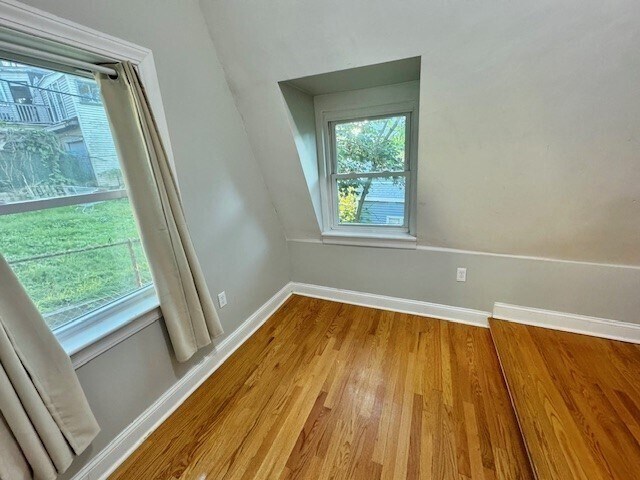 Building Photo - 6 St James Pl