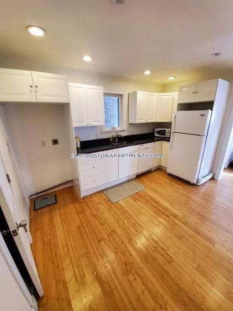 Building Photo - 305 Chelsea St