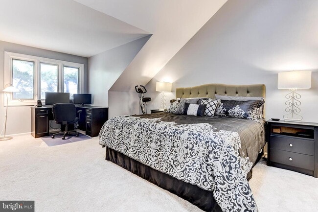 Building Photo - Elegant Arlington Residence with Comfortable Living and Ideal Location