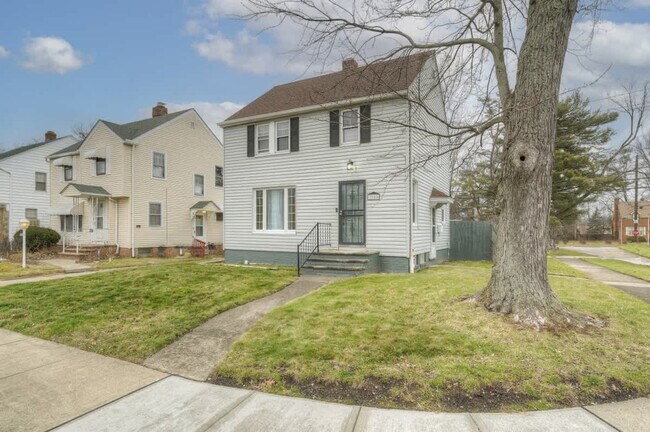 Building Photo - 3855 Grosvenor Rd