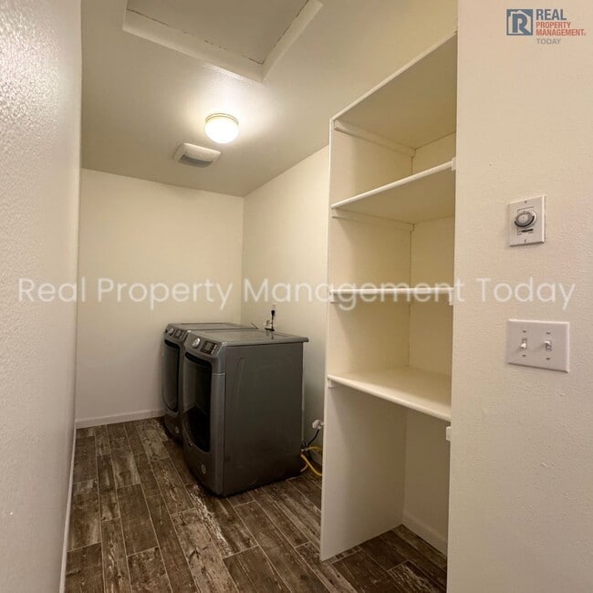 Building Photo - Cozy 2 Bedroom Townhouse + Garage Near Lak...