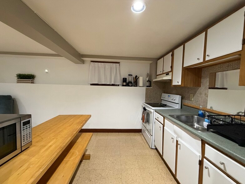 Building Photo - 223 Hurley St