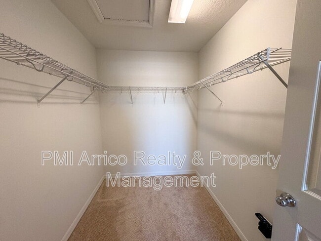 Building Photo - 7079 Woodchase Glen Dr