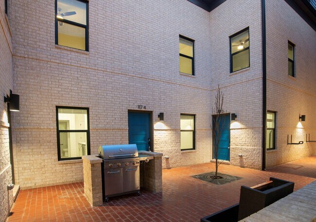 Building Photo - Sleek & Charming Newly Constructed Townhouse in Downtown Fayetteville!