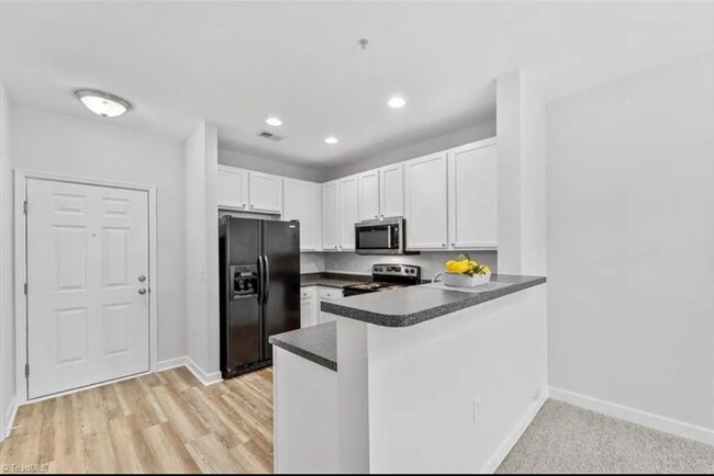 Building Photo - 7106 W Friendly Ave