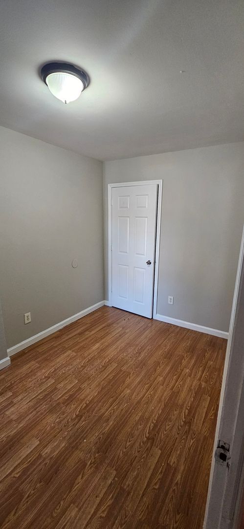 Building Photo - 4 Bed 1.5 Bath in Trenton