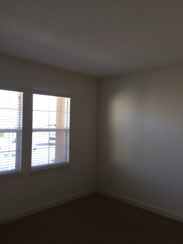 Building Photo - Manteca 4 Bedroom 1/2 bath 2 Car Garage ta...