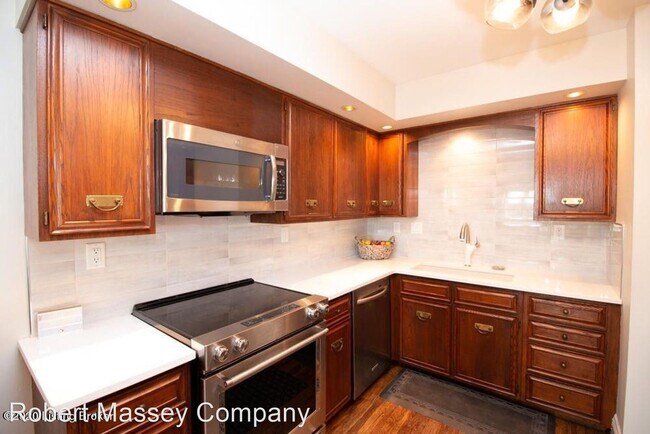 Building Photo - 1400 Willow Ave