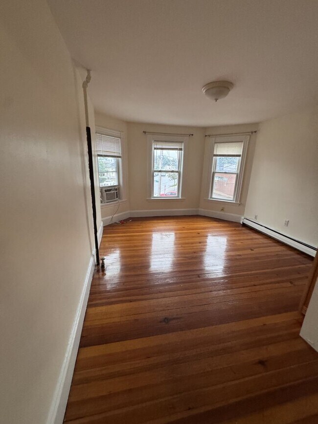 Building Photo - 1bed apartment in Watertown available in 9/1