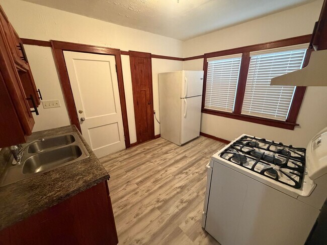 Building Photo - 3600 N Port Washington Rd