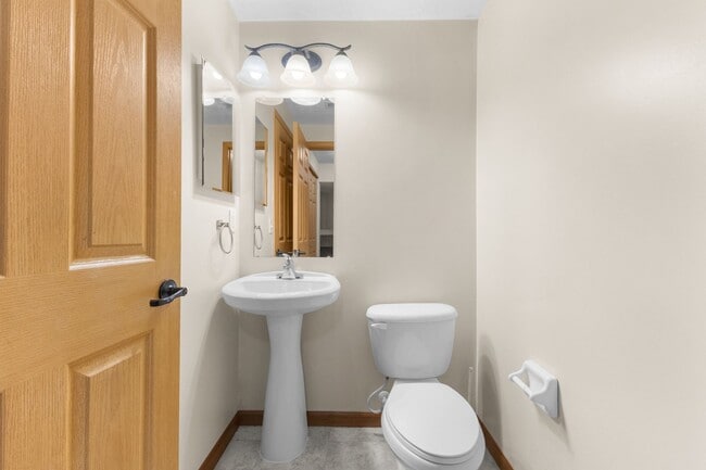 Building Photo - Modern 2-Bed Townhome with Vaulted Master & Private Deck – Prime Columbus Location!