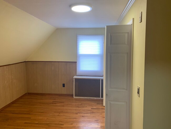 Building Photo - Terrific 4 Bed/1 Bath Home in Elmont!