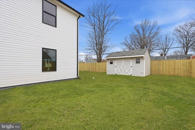 Building Photo - 31 Swan Ln