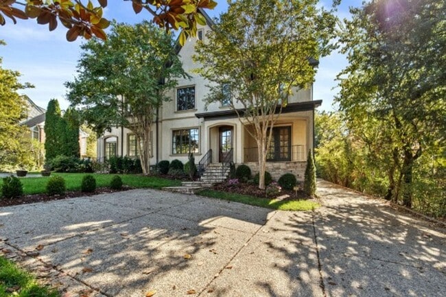 Building Photo - Impeccable Green Hills Home