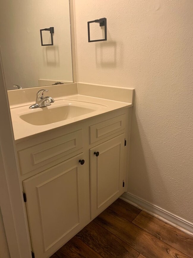 Building Photo - Beautiful Townhouse in Gated Community