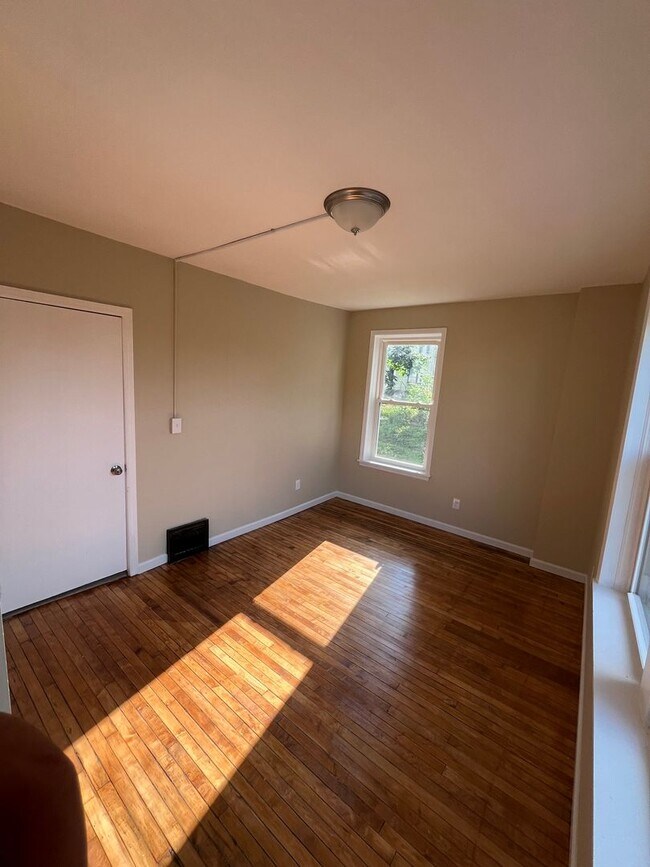 Building Photo - Gorgeous 1-bedroom, First floor! Apartment in quiet Pittsfield Street