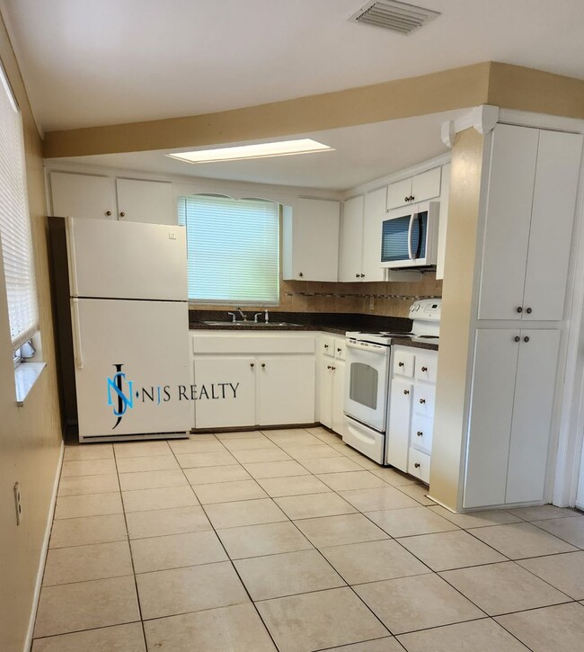 Building Photo - JUST REDUCED!!  Beautiful 2/2/1 1150 Sq. Ft. with BONUS ROOM!!... tile & luxury plank flooring, F...