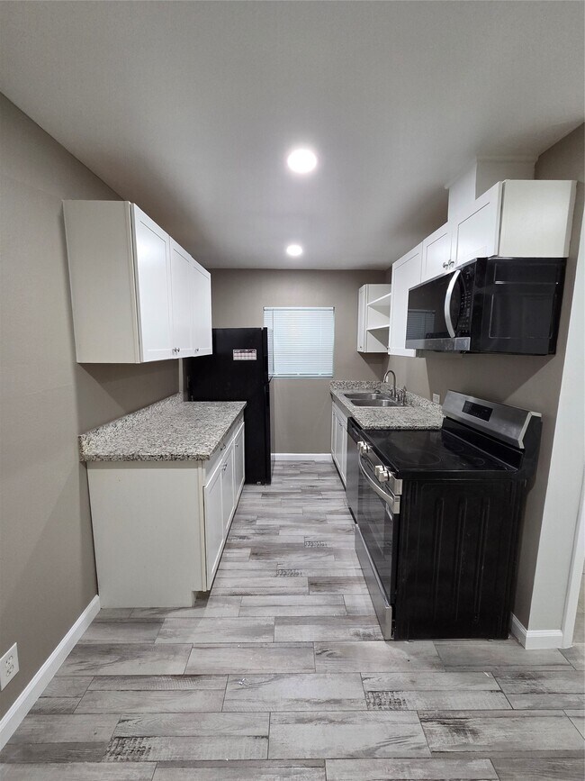 Building Photo - 619 13th St