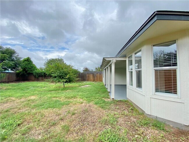 Building Photo - 811 Sonny Dr