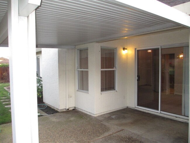 Building Photo - Woodcreek Oaks area home.