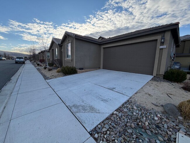 Building Photo - Elegant Low-Maintenance Living Near Golden Eagle & Kiley Lake!