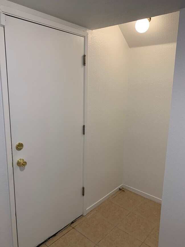 Building Photo - 2 WEEKS FREE RENT November Special - Beaut...