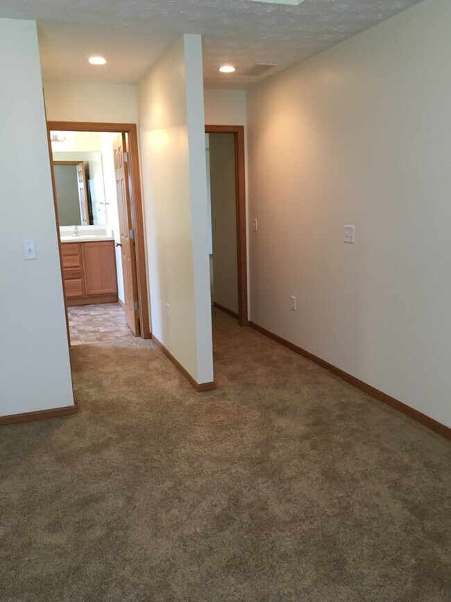 Building Photo - Laurel Creek Apts, 2225/2227 Shamrock Ln