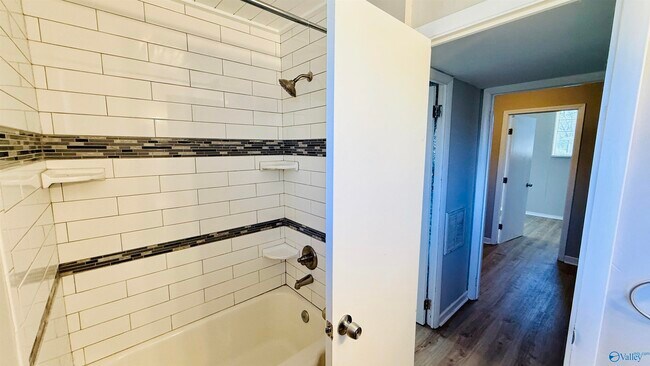 Building Photo - 2004 Chambers Dr NE