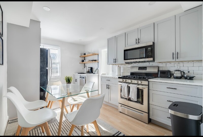 Building Photo - 12 W 52nd St