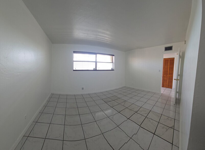 Building Photo - 13707 Kendale Lakes Cir