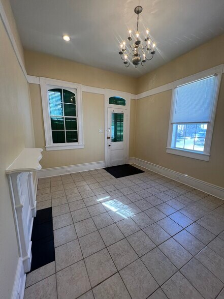 Building Photo - 1911 Lapeyrouse St