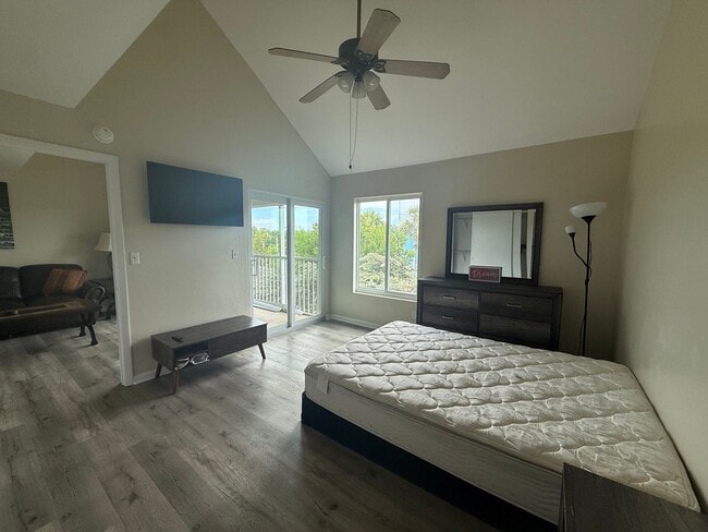 Building Photo - Family Friendly 3 Bedroom Townhome Style C...