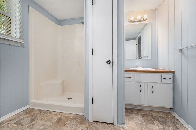 Building Photo - ****AVAILABLE NOW**** Huge Independence Du...