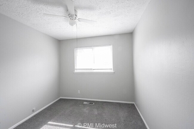 Building Photo - "Charming 4-Bedroom Retreat with Spacious Living in Indianapolis!"