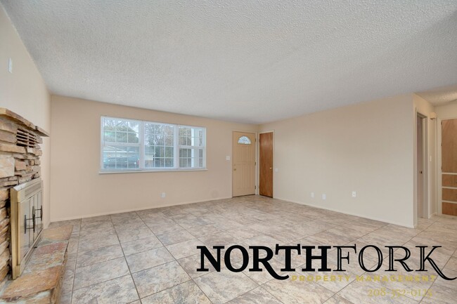 Building Photo - Remodeled Walking Distance to NNU - Landsc...